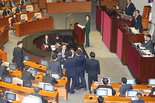 지난 2019년 3월12일 나경원 당시 자유한국당 원내대표의 국회 본회의 교섭단체대표연설에서 "더 이상 '대한민국 대통령이 김정은(북한 국무위원장) 수석대변인'이라는 낯뜨거운 이야기를 듣지 않도록 해달라"는 문재인 대통령 비판 발언에 항의하는 더불어민주당 원내지도부와 한국당 원내지도부가 충돌하면서 연설이 잠시 중단된 모습.<국민의힘 홈페이지>